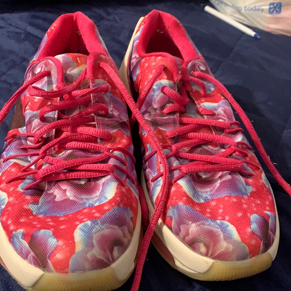 Women’s floral Nike sneakers in very good condition size 6